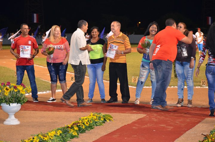 Condición Oro Olímpico que confiere el INDER y el Sindicato Nacional de Trabajadores de la Educación, la Ciencia y el Deporte a los centros de trabajo que se consideran Vanguardias Nacionales // Foto Marlene Herrera