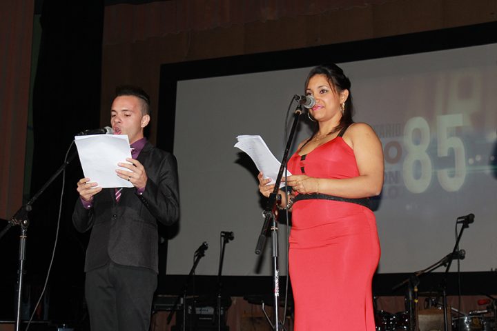 Nilda y Lázaro Manuel, jóvenes locutores de la RG hicieron la conducción de la Gala // Foto Marlene Herrera