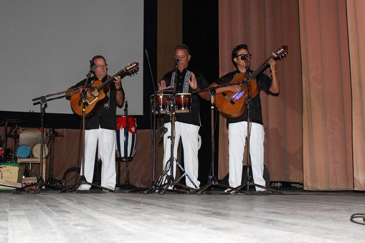 Trío Caminantes en homenaje al programa Voces y Cuerdas // Foto Marlene Herrera