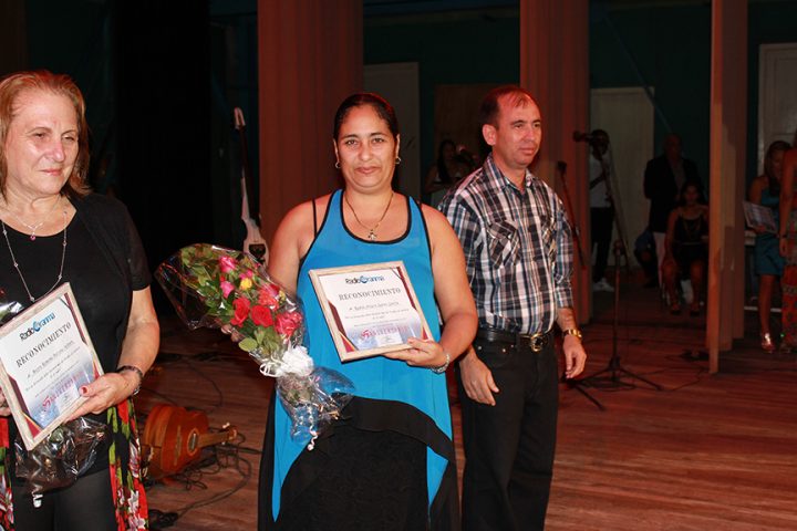 Yaquelín Reyes recogió el reconocimiento a su esposo Ramón Suárez // Foto Marlene Herrera
