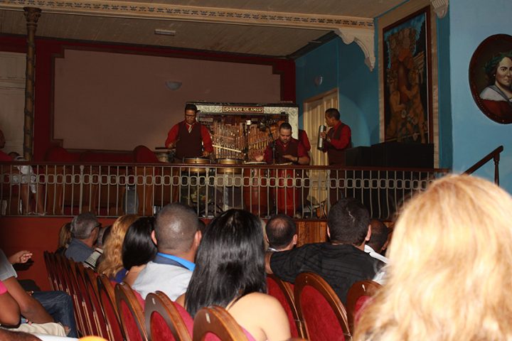 Órgano Flor de amor, un reconocimiento al programa A ritmo de órgano, por primera vez en el Teatro Manzanillo // Foto Marlene Herrera