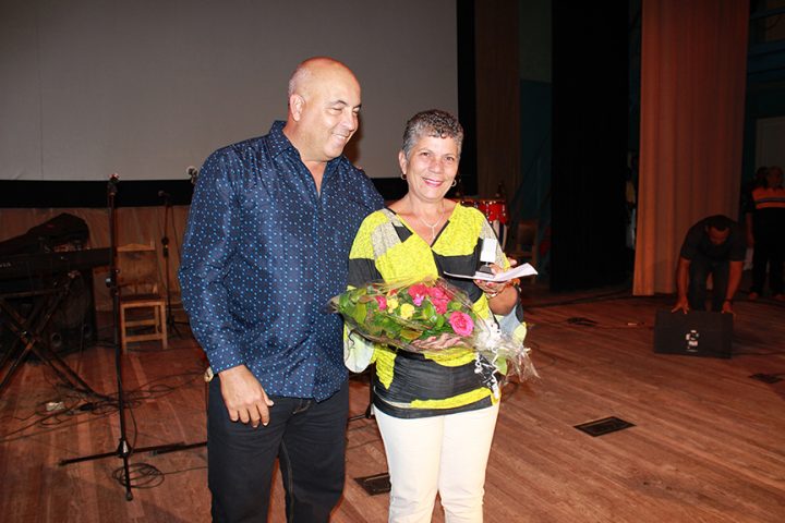 Argelia Verdecia Velázquez, locutora de la RG recibe el Micrófono de la radio // Foto Marlene Herrera