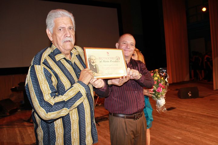 Pedro Vera Portales, recibe la Distinción al Mérito Periodístico // Foto Marlene Herrera Pedro Vera Portales, recibe la Distinción al Mérito Periodístico // Foto Marlene Herrera