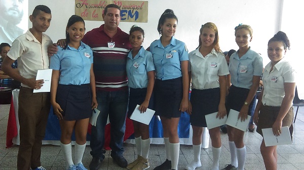 Nuevo secretariado de la FEEM junto a Calixto Santiesteban, secretario del Partido en Manzanillo // Foto Eliexer Peláez