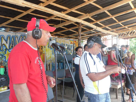 Orestes Ernesto Remón Saborit , en la descripción del desfile del carnaval manzanillero, junto a Ernesto Martínez // Foto Marlene Herrera