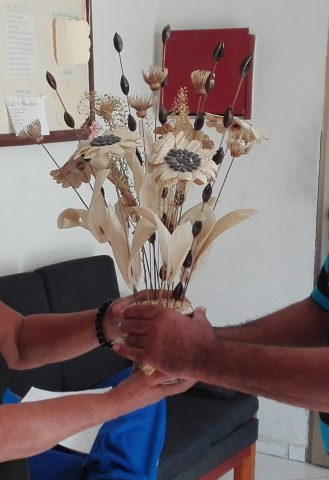 Artesanía con naturaleza muerta, obsequio de una oyente a la radio manzanillera // Foto Marlene Herrera