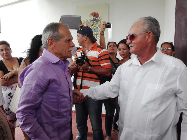 López Rivera intercambió con César Martín, historiador del Parque Nacional La Demajagua// Foto Marlene Herrera