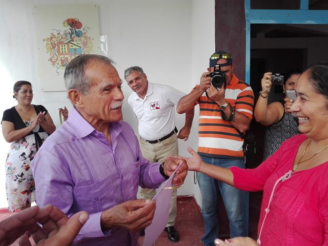 La locutora de la radio en Manzanillo, Yaquelín Reyes, entregó un poema de su propia inspiración al luchador puertoriqueño // Foto Marlene Herrera
