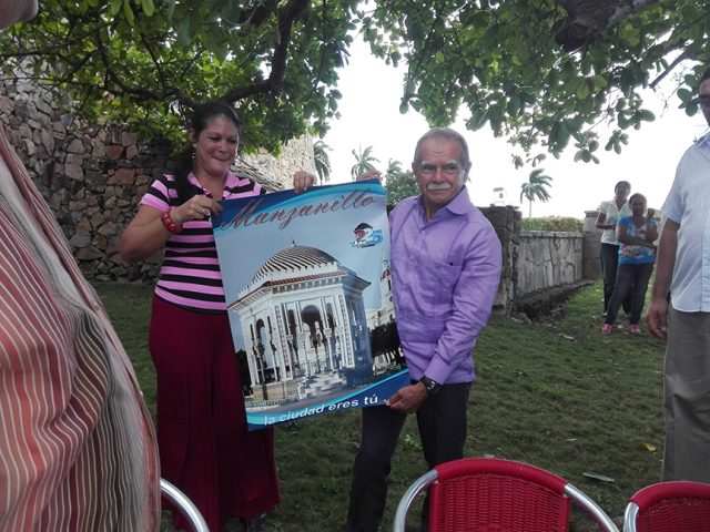 El Comité de Solidaridad de Radio Granma entregó un afiche con la Glorieta manzanillera // Foto Marlene Herrera