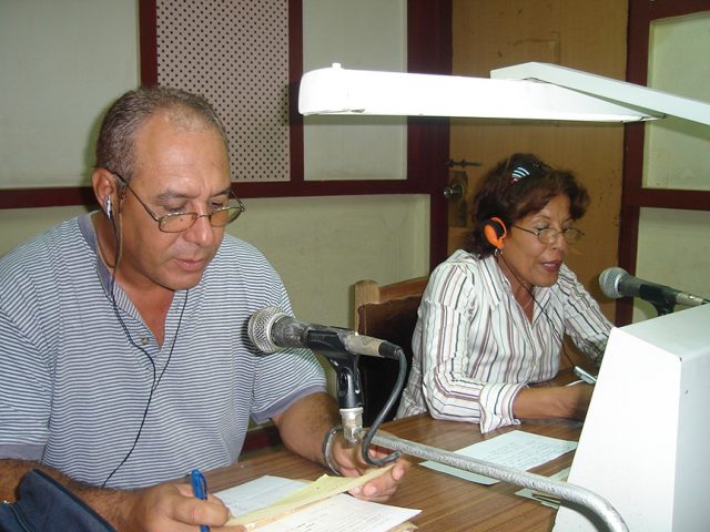 Orestes Ernesto Remón Saborit , locutor y director de programas de Radio Granma, junto a Rosa María Castro Coll, en el programa Panorama // Foto Marlene Herrera