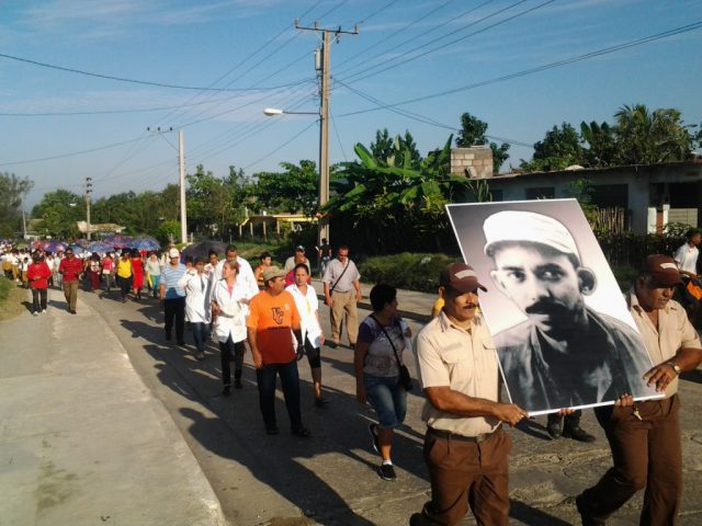 Una peregrinación hasta el cementerio en homenaje a Piti // Foto Roberto Mesa