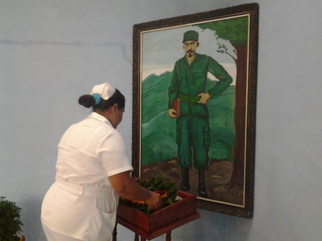 Colocan una ofrenda en el hospital que lleva el nombre de Piti // Foto Roberto Mesa