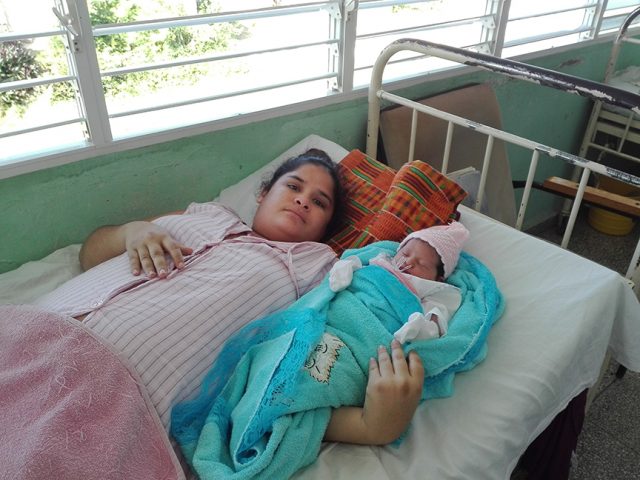 En la sala de puerperio inmediato el bebé está junto a su mamá // Foto Marlene Herrera