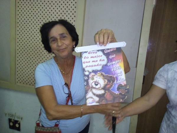Los oyentes llevaron regalos a la radio manzanillera // Foto Eliexer Peláez