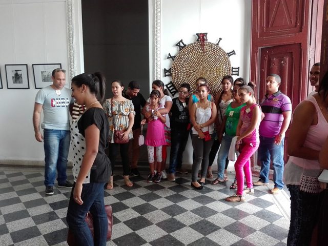 Integrantes del Movimiento Juvenil Martiano visitan la Galería de Arte // Foto Marlene Herrera