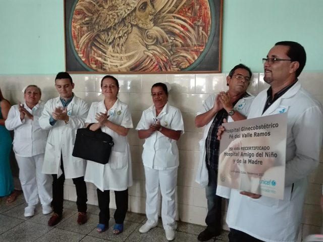 Doctor Pedro Cruz, director del Hospital Ginecobstétrico Fe del Valle junto a algunos de los trabajadores recibe el certificado // Foto Marlene Herrera