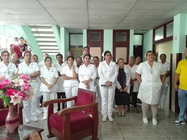 Un grupo de trabajadores del Hospital Ginecobstétrico Fe del Valle reciben el certificado // Foto Marlene Herrera