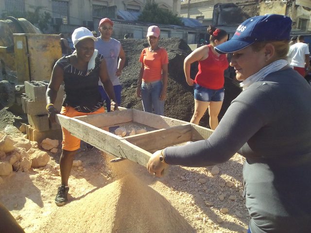 Realizan trabajo voluntario en edificio multifamiliar // Foto Eliexer Peláez