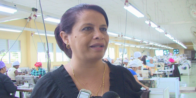 Arisbel Araujo Tornés, directora del Taller 104 de Confecciones Antares de Manzanillo // Foto Eliexer Peláez