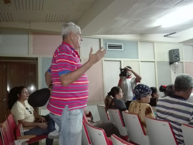 Lo radialistas manzanilleros debatieron obre logros y deficiencias del año por concluir // Foto Marlene Herrea
