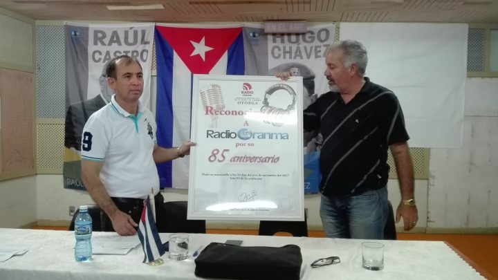 Reconocimiento de la dirección provincial de la radio a la emisora manzanillera // Foto Marlene Herrea