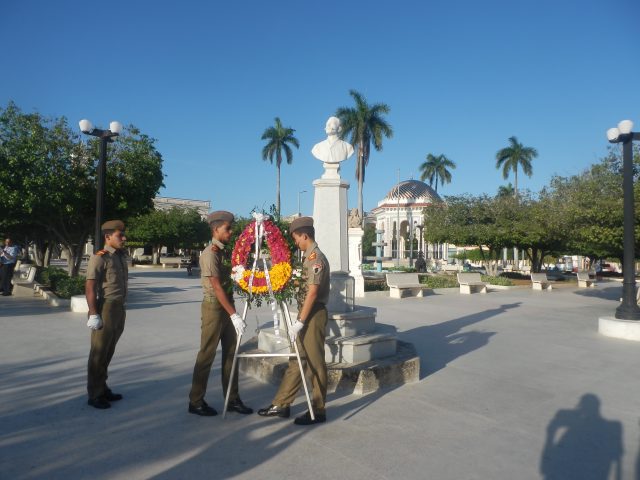 Ofrenda floral ante el busto del general Antonio Maceo // foto Lilian Salvat