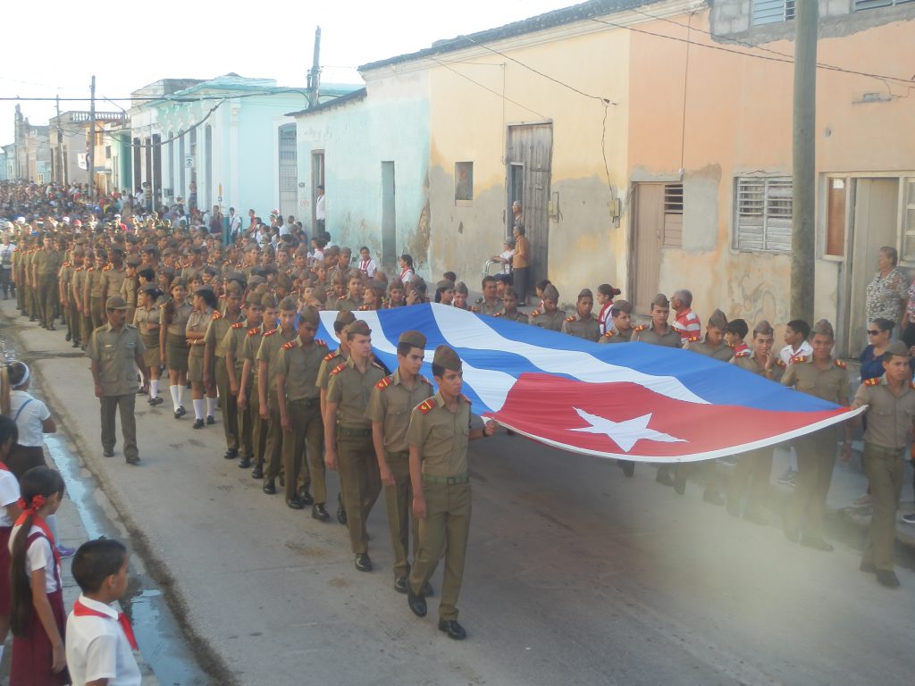 Bloque de estudiantes de la Escuela Militar Camilo Cienfuegos // foto Lilian Salvat
