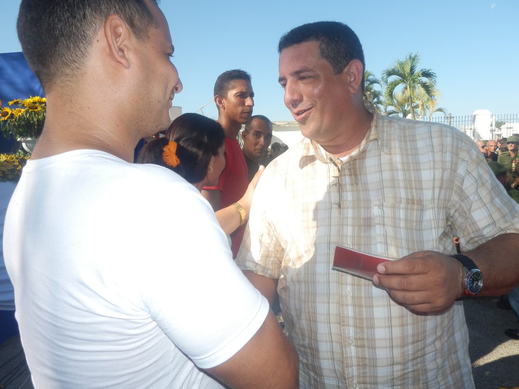 Entrga de carné de militantes del Partido // foto Lilian Salvat