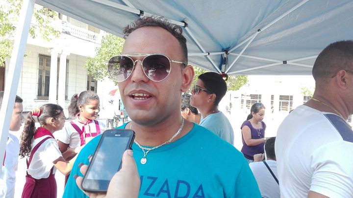 Alejandro Roberto Pelegrino Rivero, coordinador de la línea de apoyo a personas viviendo con VIH en Manzanillo // Foto Marlene Herrera