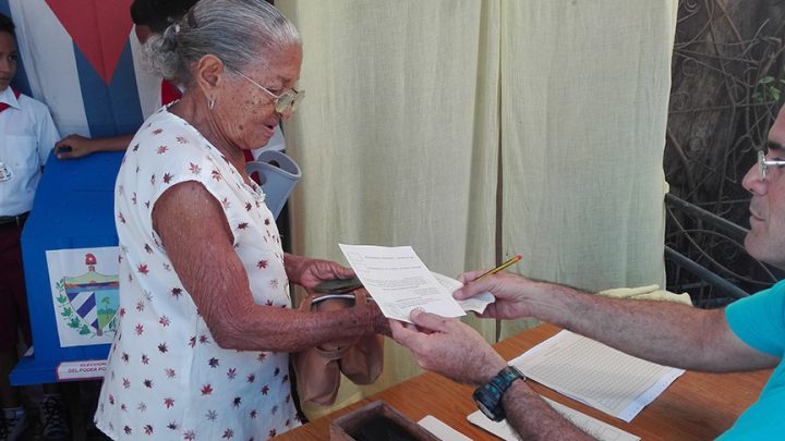 Los manzanilleros en segunda vuelta de elecciones // Foto Marlene Herrera