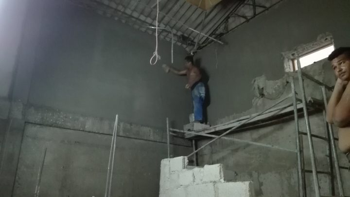 Una brigada de trabajadores por cuenta propia ejecutan la obra // Foto Marlene Herrera