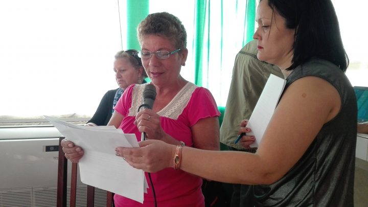 La locutora y fundadora del programa Argelia Verdecia junto a Madeley Vargas, la directora y una de las escritoras // Foto Marlene Herrera
