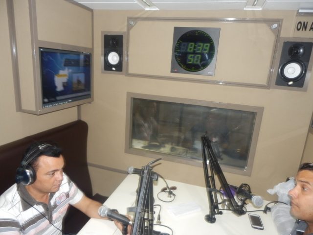 Haciendo radio desde Manzanillo // Foto Lilian Salvat