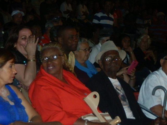 Presentes en la gala Hilda Moré Ponce, hija del cantante, Enrique Benítez Mora, El Conde Negro // Foto Lilian Salvat