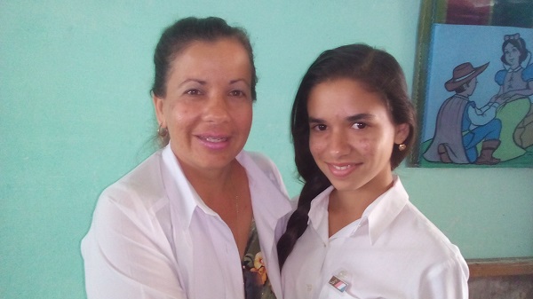 Yali Yudit Méndez Hernández, pediatra del hospital provincial Hermanos Cordobés de Manzanillo y su hija Melisa // Foto Eliexer Peláez