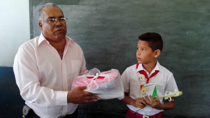 Eduardo Rodríguez Manso recibe el premio // Foto Eliexer Peláez