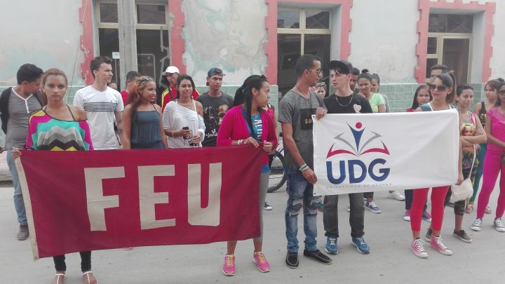 Estudiantes universitarios llegaron a la emisora Radio Granma // Foto Marlene Herrera