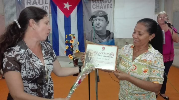 Carmen León Guerra recibe reconocimiento al Mérito Periodístico // Foto Marlene Herrera