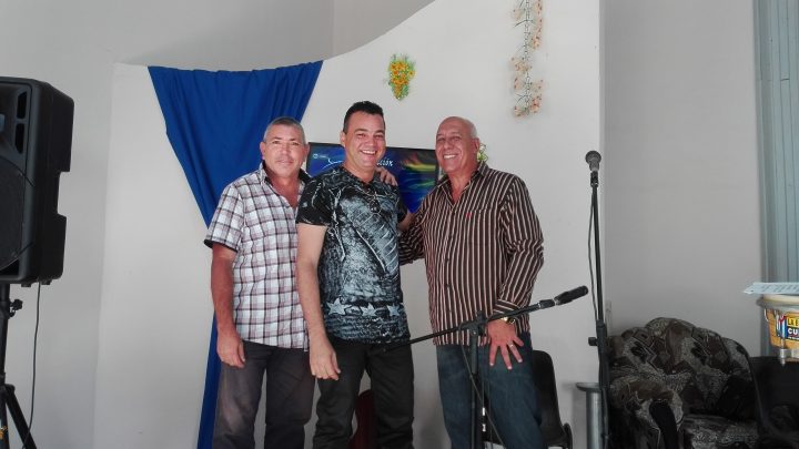 Reconocimiento para Orestes Ernesto Remón, Rocles Figueroa Vega, Esteban Castro Pacheco (los tres de la foto), Marlenka Alarcón y el ya fallecido Rafael Terrero por su aporte incondicional y contribuir a la calidad profesional del canal manzanillero // Foto Marlene Herrera