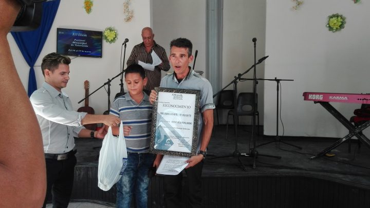 Yoandris Ruiz recibe el premio de la popularidad por el programa infantil Te veo en TV // Foto Marlene Herrera