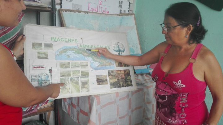 Los estudiantes preparan murales con imágenes de su trabajo // Foto Marlene Herrera