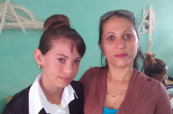 Yanisleidis Rodríguez Fonseca, profesora de la enseñanza primaria y su hija Rachel // Foto Eliexer Peláez