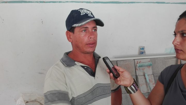 Yunior López Figueredo, constructor jefe de la brigada // Foto Marlene Herrera