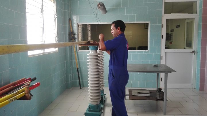 Se realizan pruebas de laboratorio para la recuperación de los transformadores // Foto Marlene Herrera