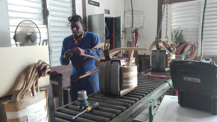 Taller de Transformadores de Manzanillo, subordinado a la Fábrica Latinos de la capital nacional // Foto Marlene Herrera