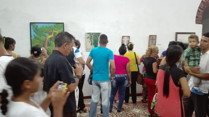 Cristianos hermanos de fe y seguidores de las artes plásticas acompañaron a Yunior en la inauguración // Foto Marlene Herrera