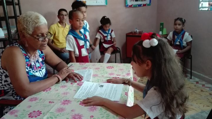 Osdalis Hernández Aldana, metodóloga de Lengua Española para la enseñanza primaria evalúa a los niños concursantes // Foto Marlene Herrera