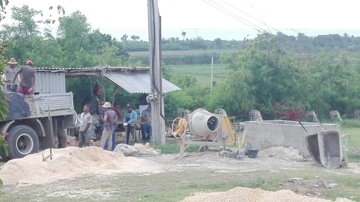 Estas faenas forman parte del homenaje de manzanilleros y manzanilleras a los 150 años del suceso, y se extienden a medio centenar de espacios de la ciudad del Golfo de Guacanayabo como garantía de mejor confort para habitantes y foráneos. // Foto Carlos Gallardo (tomada de Facebook)