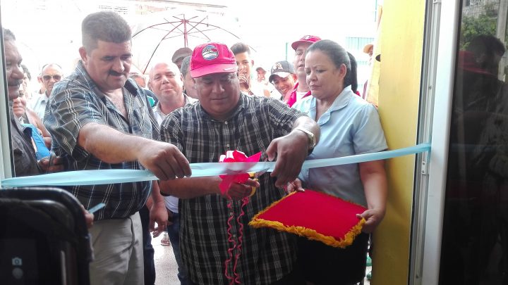 Estuvieron presentes en la inauguración Federico Hernández Hernández, primer secretario del Partido Comunista de Cuba (PCC) en Granma y Manuel Santiago Sobrino Martínez, presidente de la Asamblea Provincial del Poder Popular, y Calixto Santiesteban Ávila y José Enrique Remón Domínguez, sus homólogos en el municipio // Foto Marlene Herrera