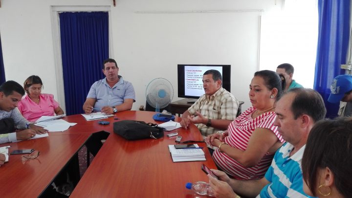 Calixto Santiesteban y Enrique Remón, máxima autoridades en Manzanillo, comentaron sobre el plan de restauración // Foto Marlene Herrera